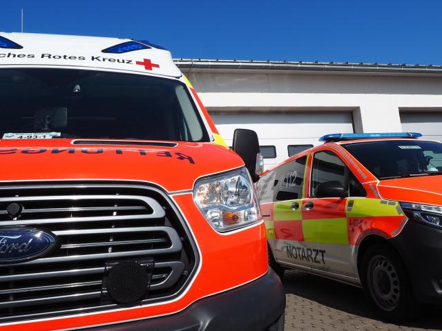 RTW im Hof VB Straße