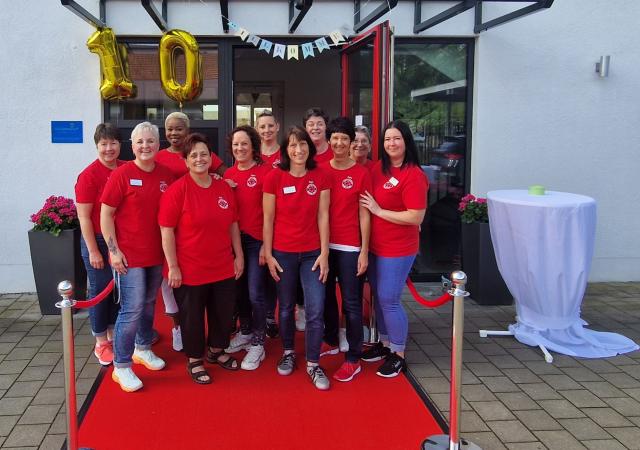 Tagespflege Jubiläum Team vor Eingang